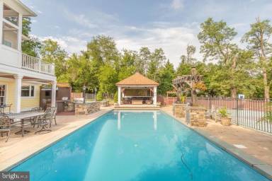 Farmhouse Pool Clarksville